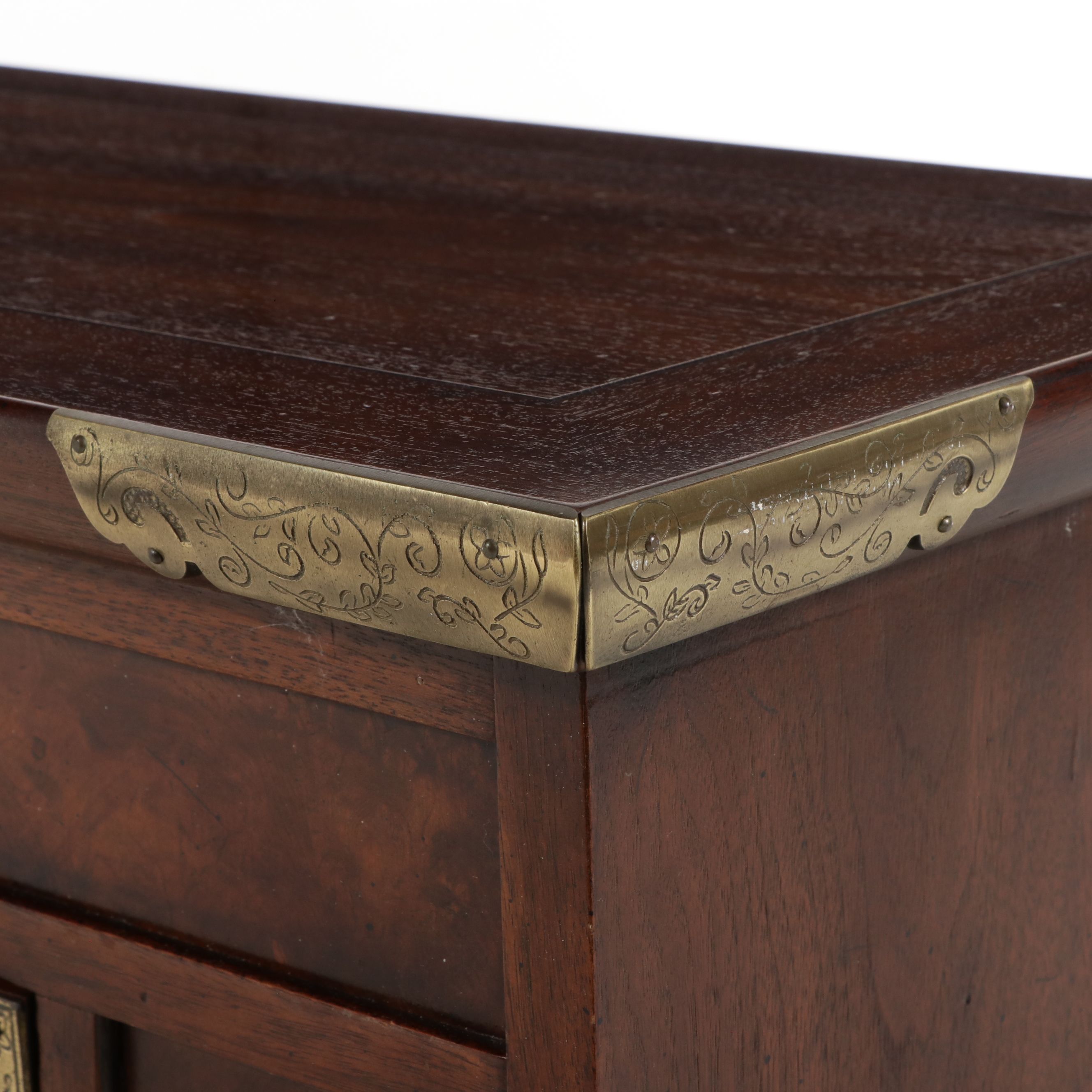 Henredon Chinoiserie Burl Walnut Small Credenza, Late 20th Century
