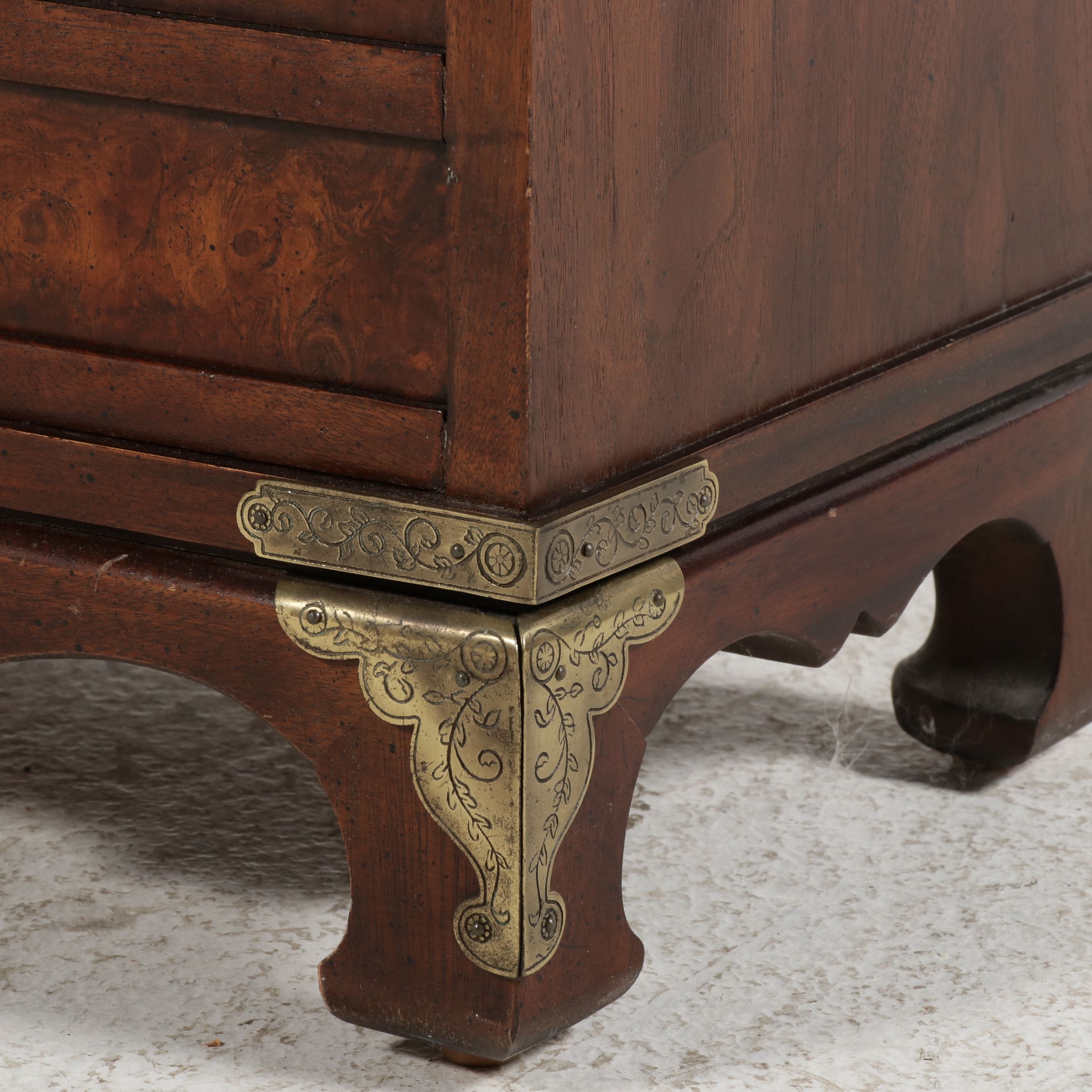 Henredon Chinoiserie Burl Walnut Small Credenza, Late 20th Century