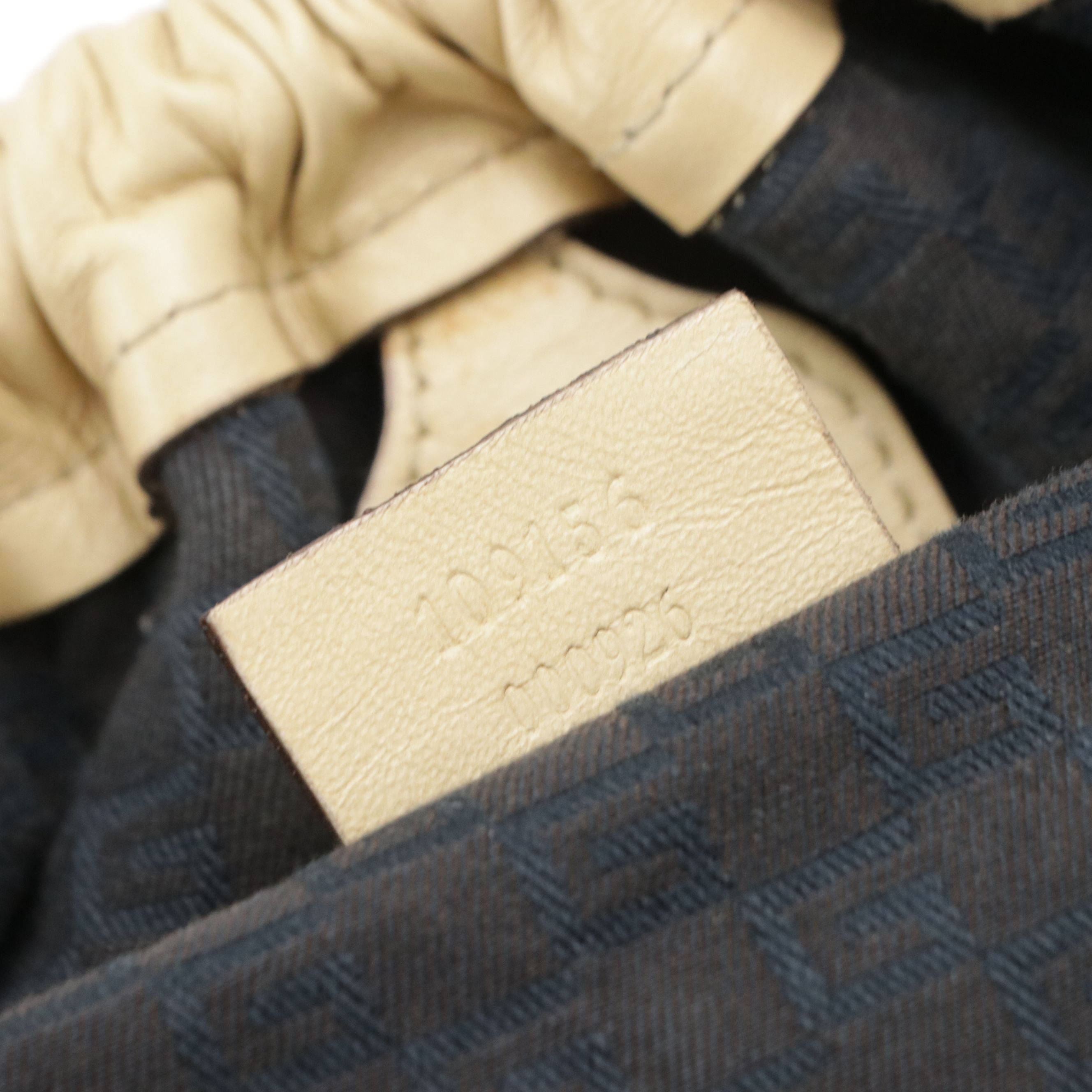 Gucci Small Hobo Shoulder Bag in Beige Calfskin Leather