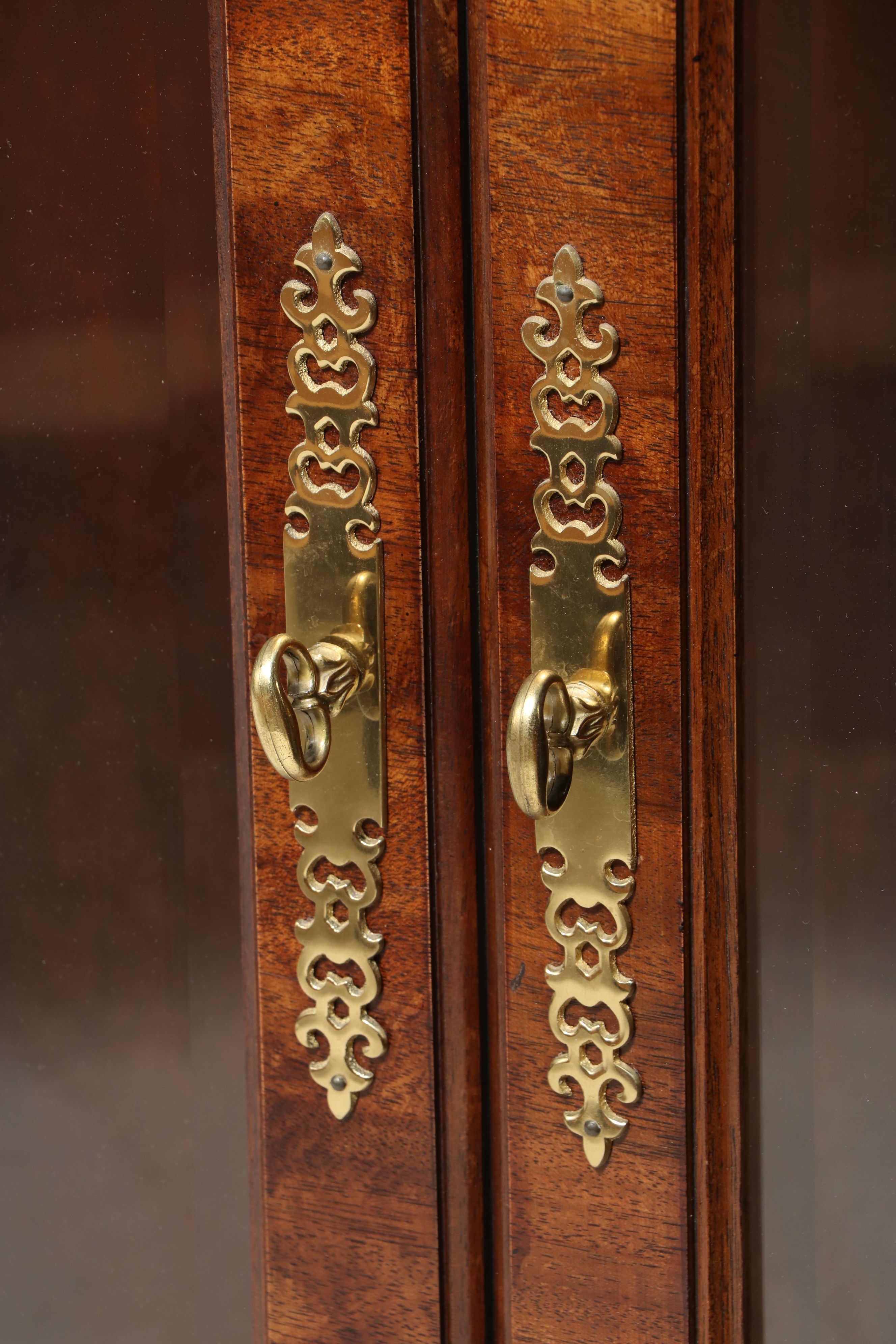 Thomasville Mahogany Collection Chippendale Style China Cabinet, 1980