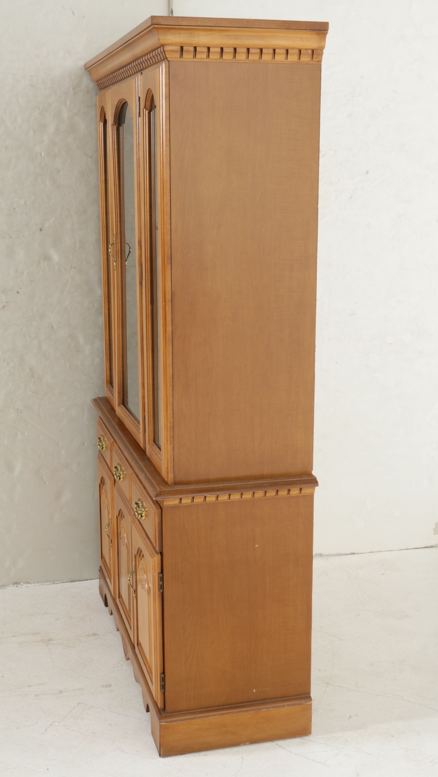 Broyhill China Cabinet, Late 20th Century