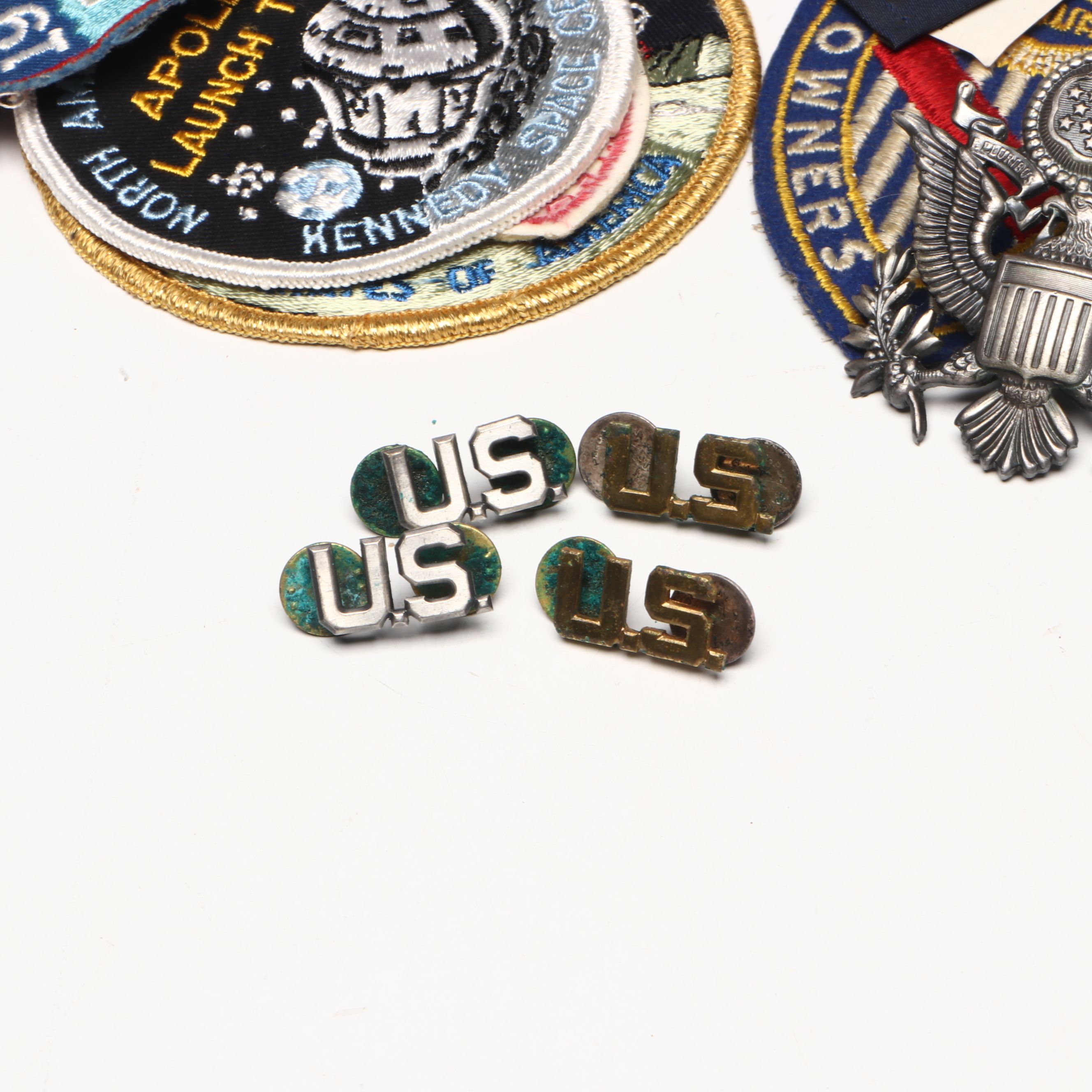 Wendell-August U.S. Air Force Plate with Pins, Patches and More Memorabilia