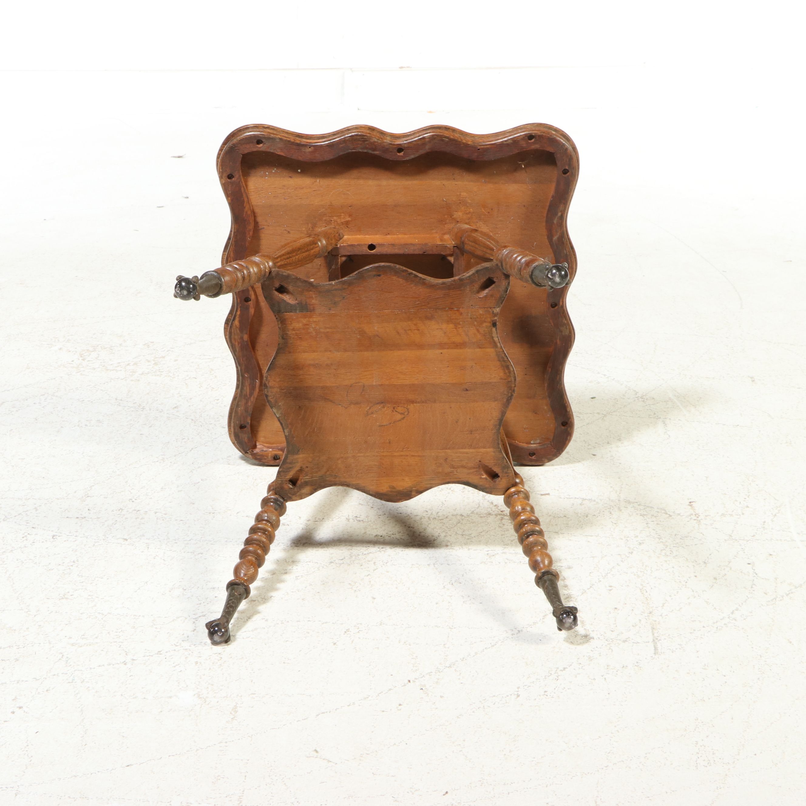 Victorian Quartersawn Oak Ball and Claw Foot Parlor Table, Late 19th Century