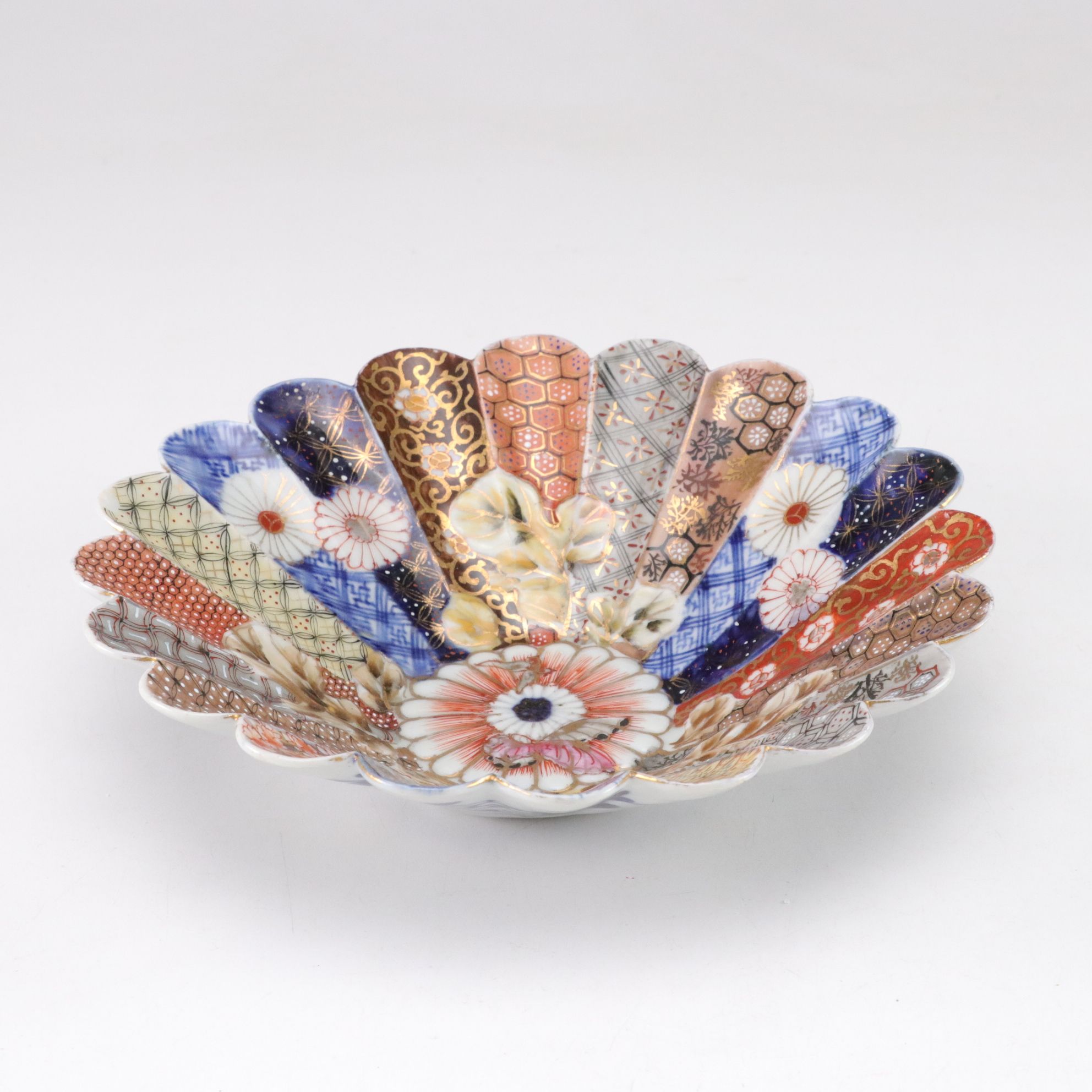 Japanese Imari Scalloped Edge Chrysanthemum Bowl
