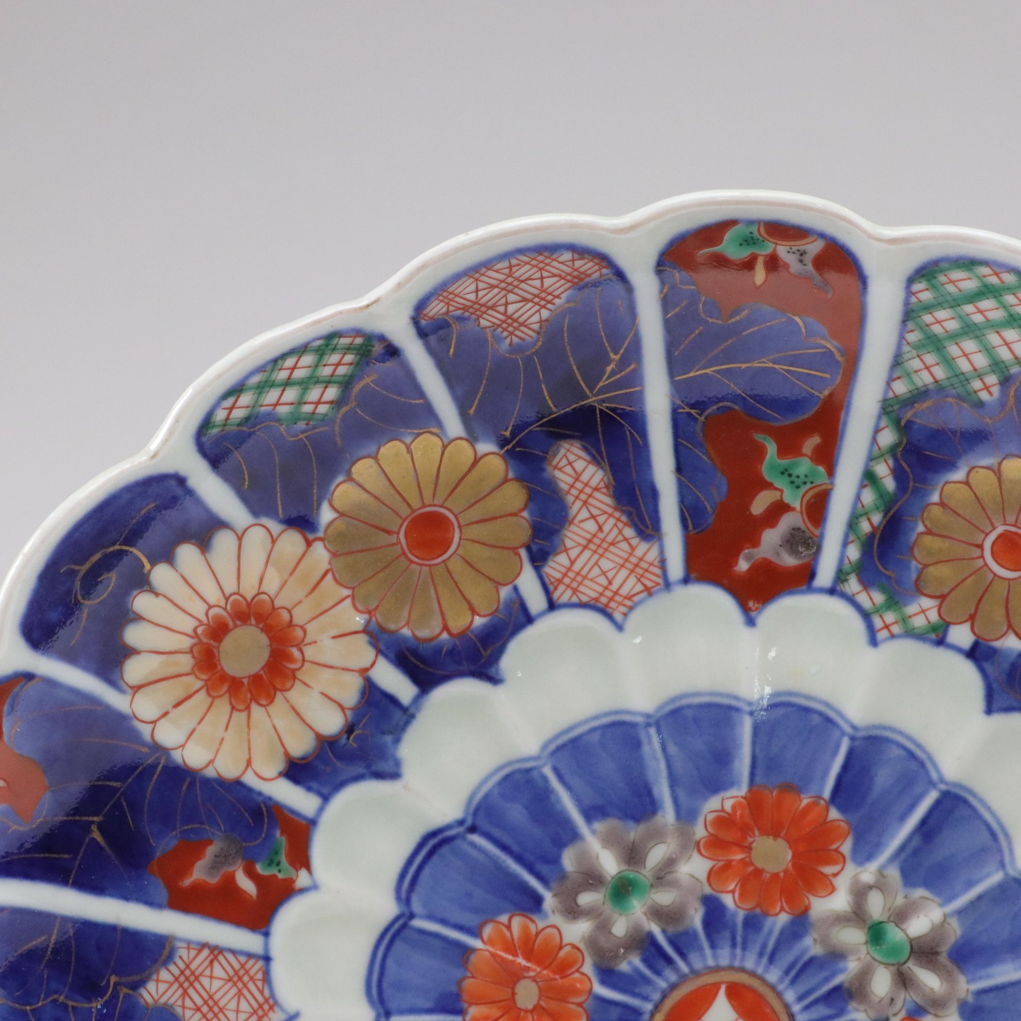 Japanese Imari Scalop Rim Centerpiece Chrysanthemum Bowl
