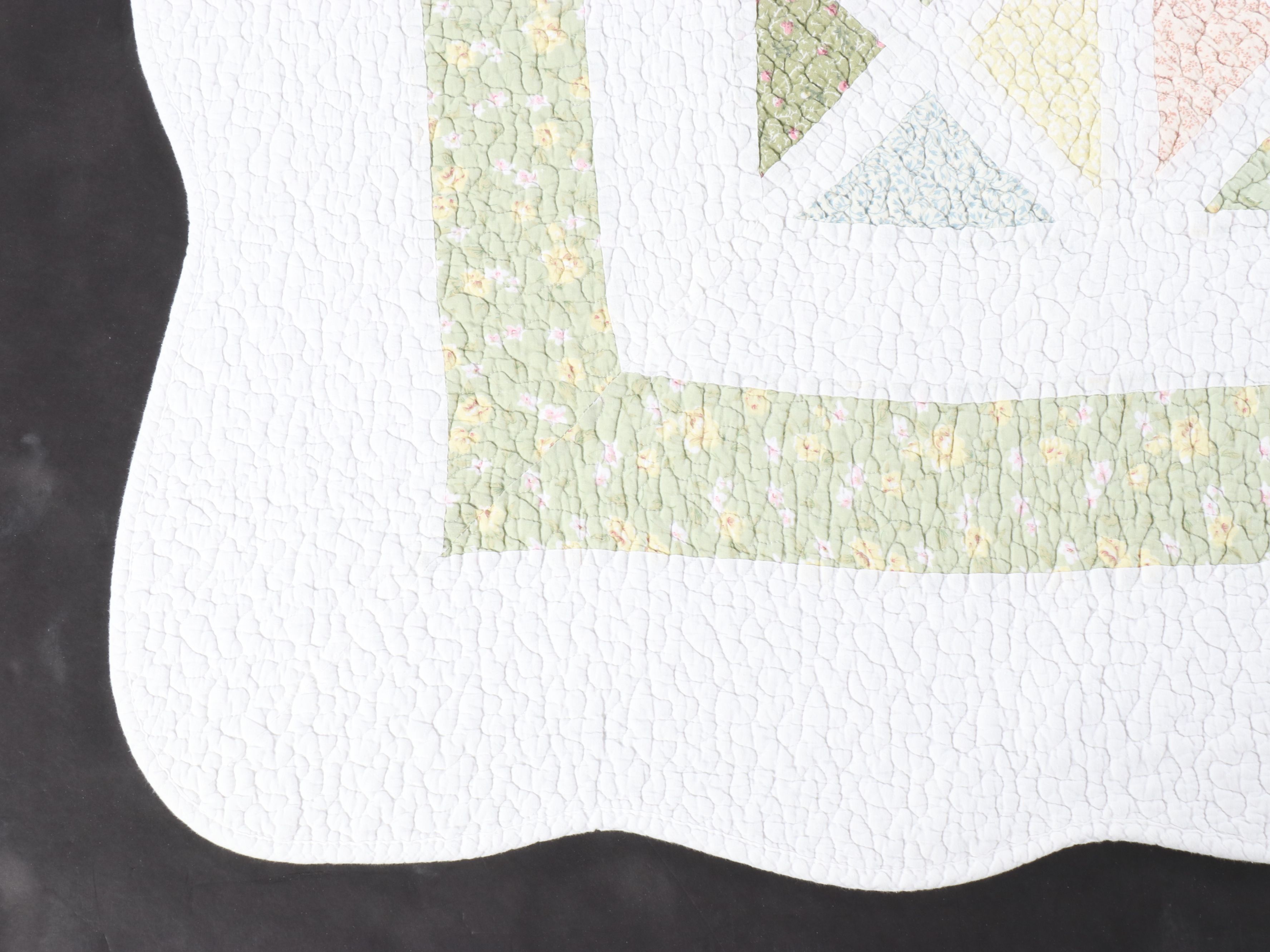 Scalloped Edge Pieced Quilt