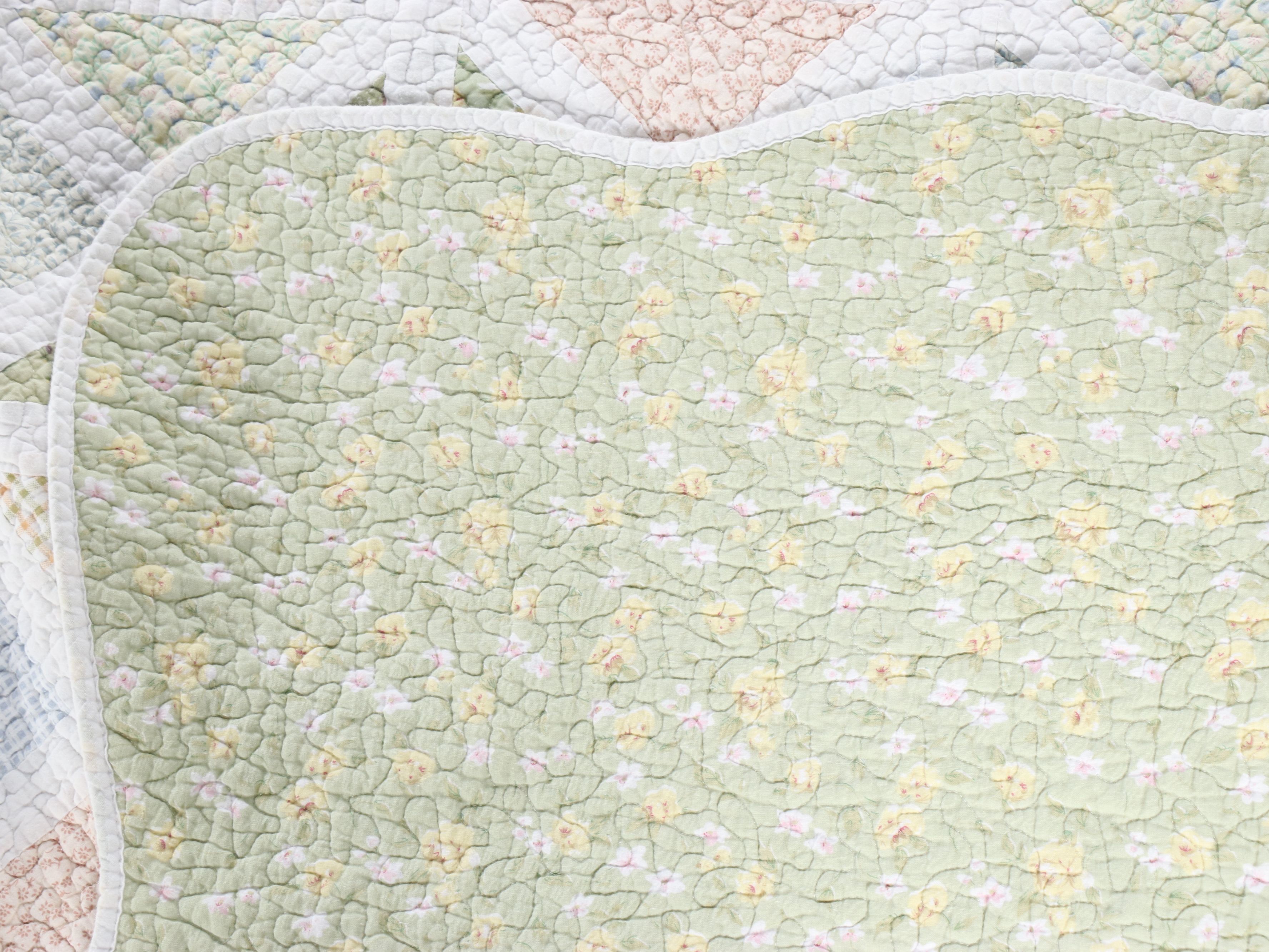 Scalloped Edge Pieced Quilt