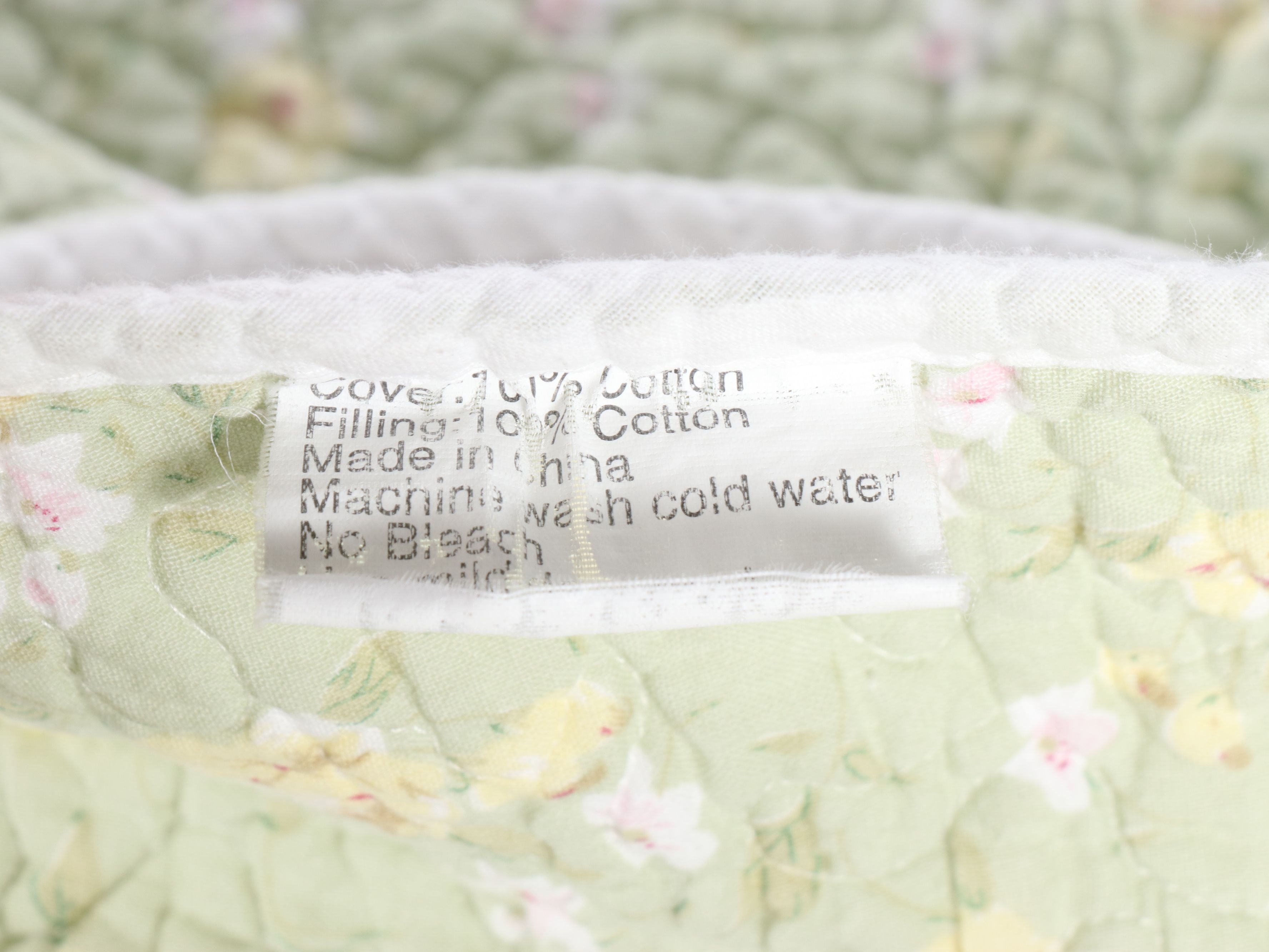 Scalloped Edge Pieced Quilt