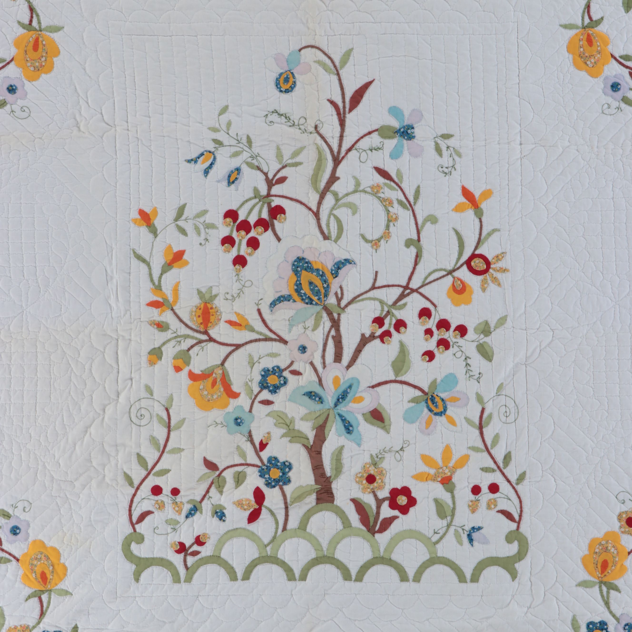 Hand-Stitched Scalloped Edge Floral Appliqué Quilt
