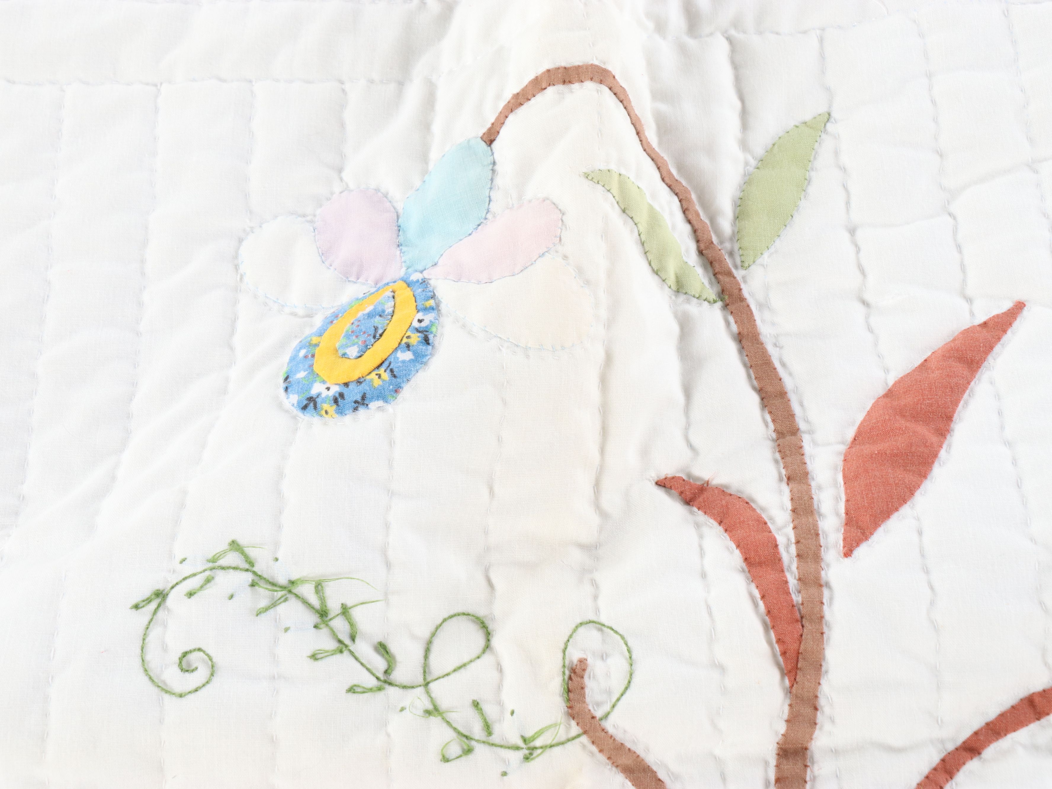 Hand-Stitched Scalloped Edge Floral Appliqué Quilt