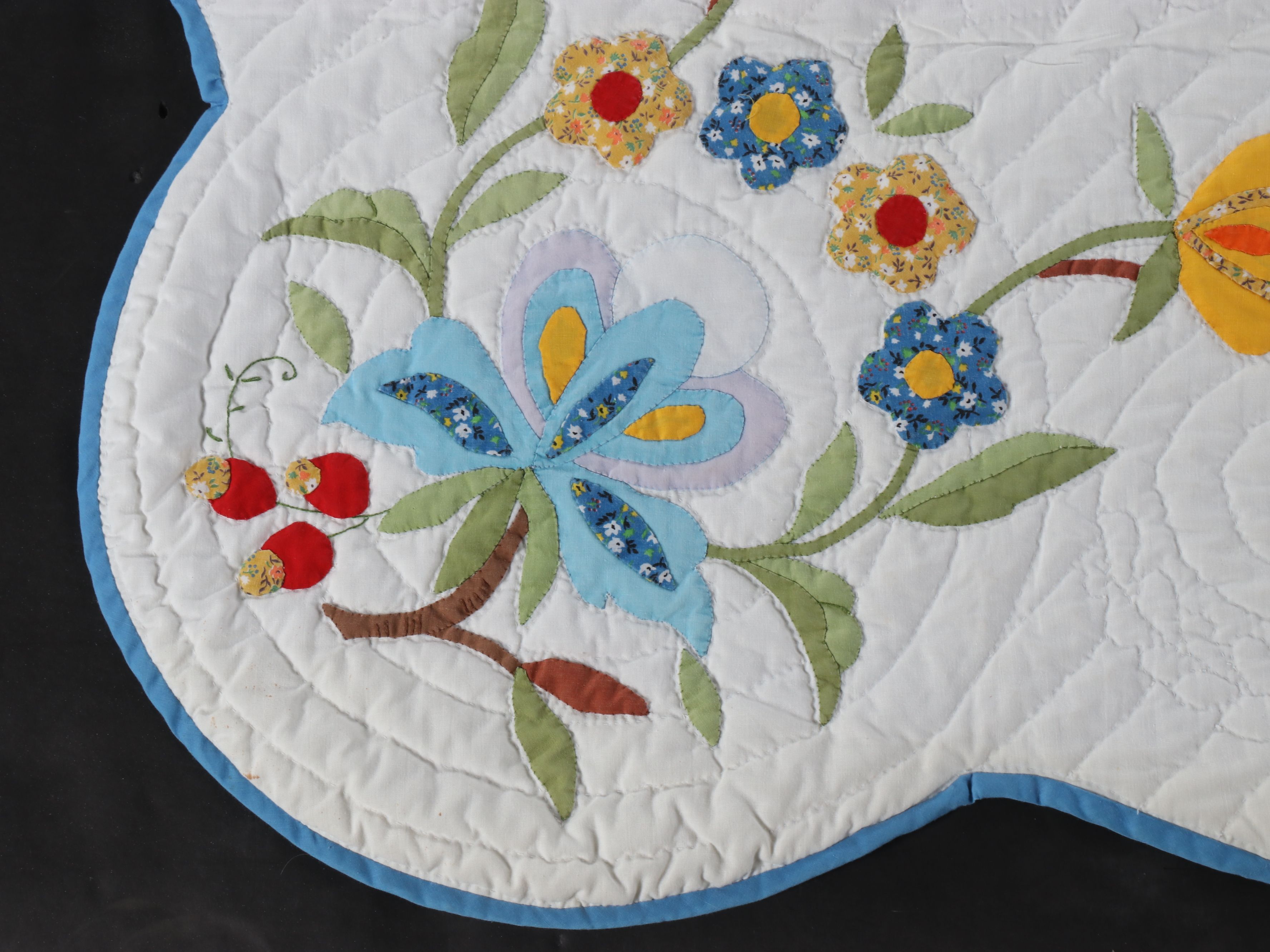 Hand-Stitched Scalloped Edge Floral Appliqué Quilt