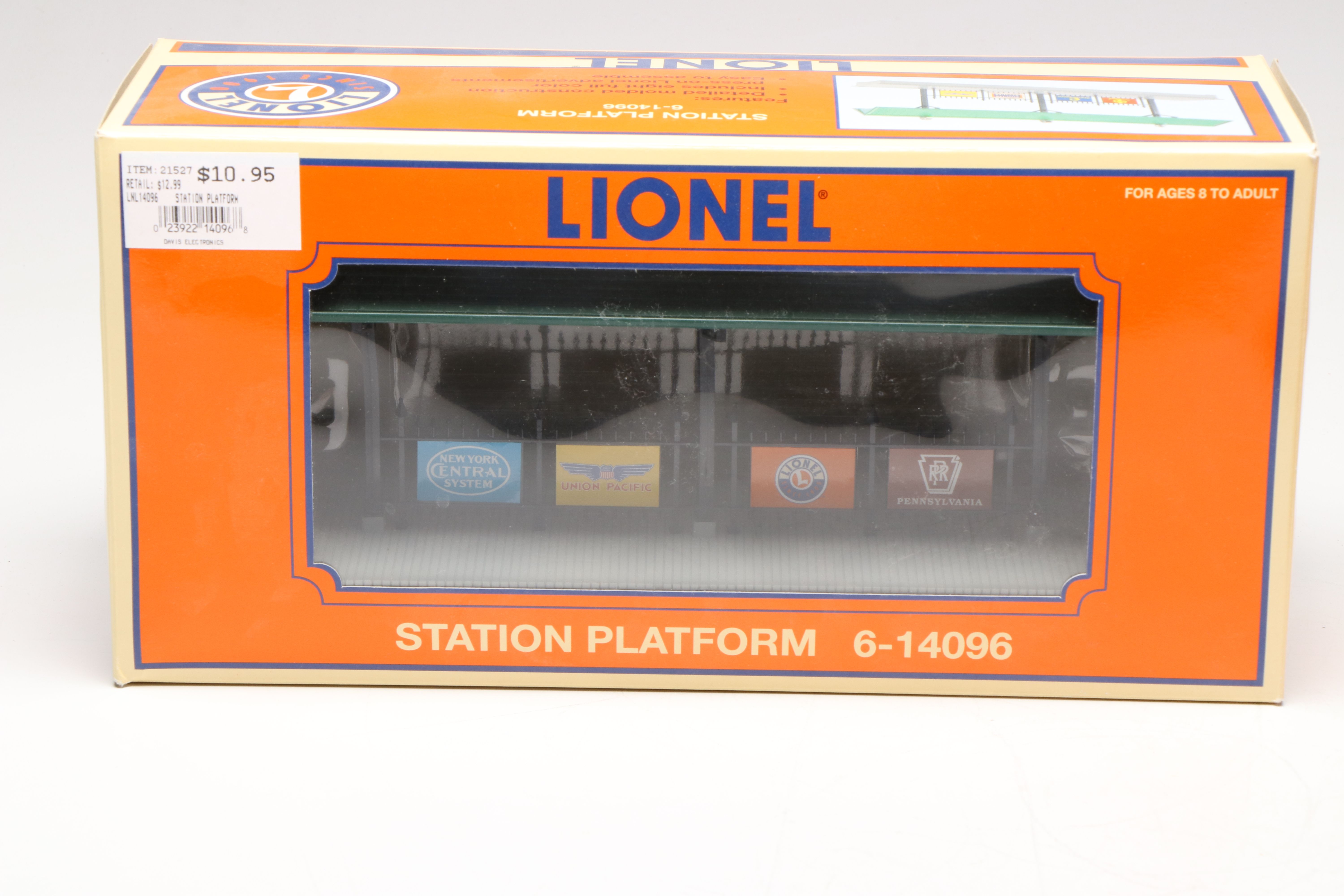 Lionel Trainmaster Command Set 6-12969 and Station Platform 6-14096