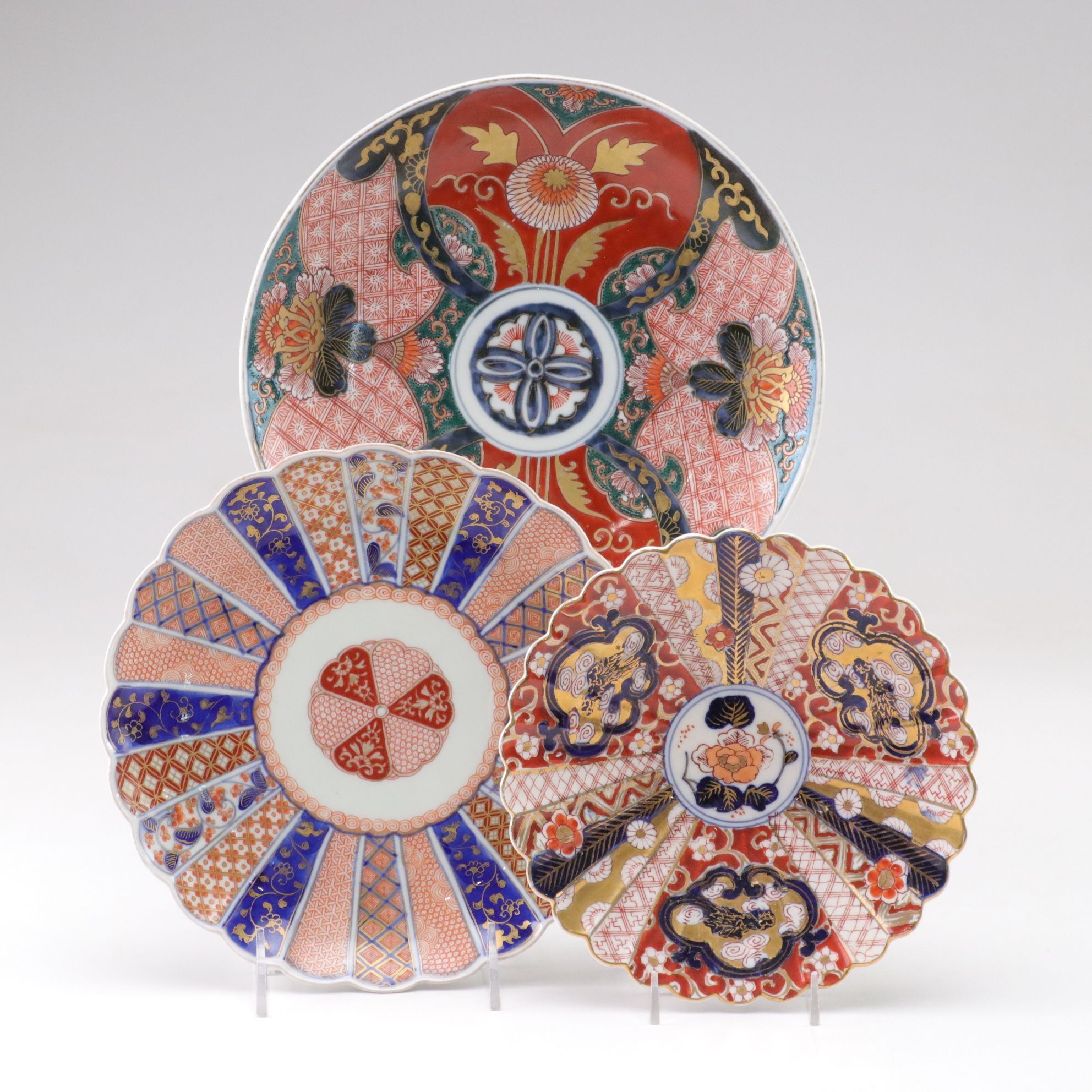 Hand-Painted Japanese Imari Rounded Plate and Scalloped Plate and Bowl