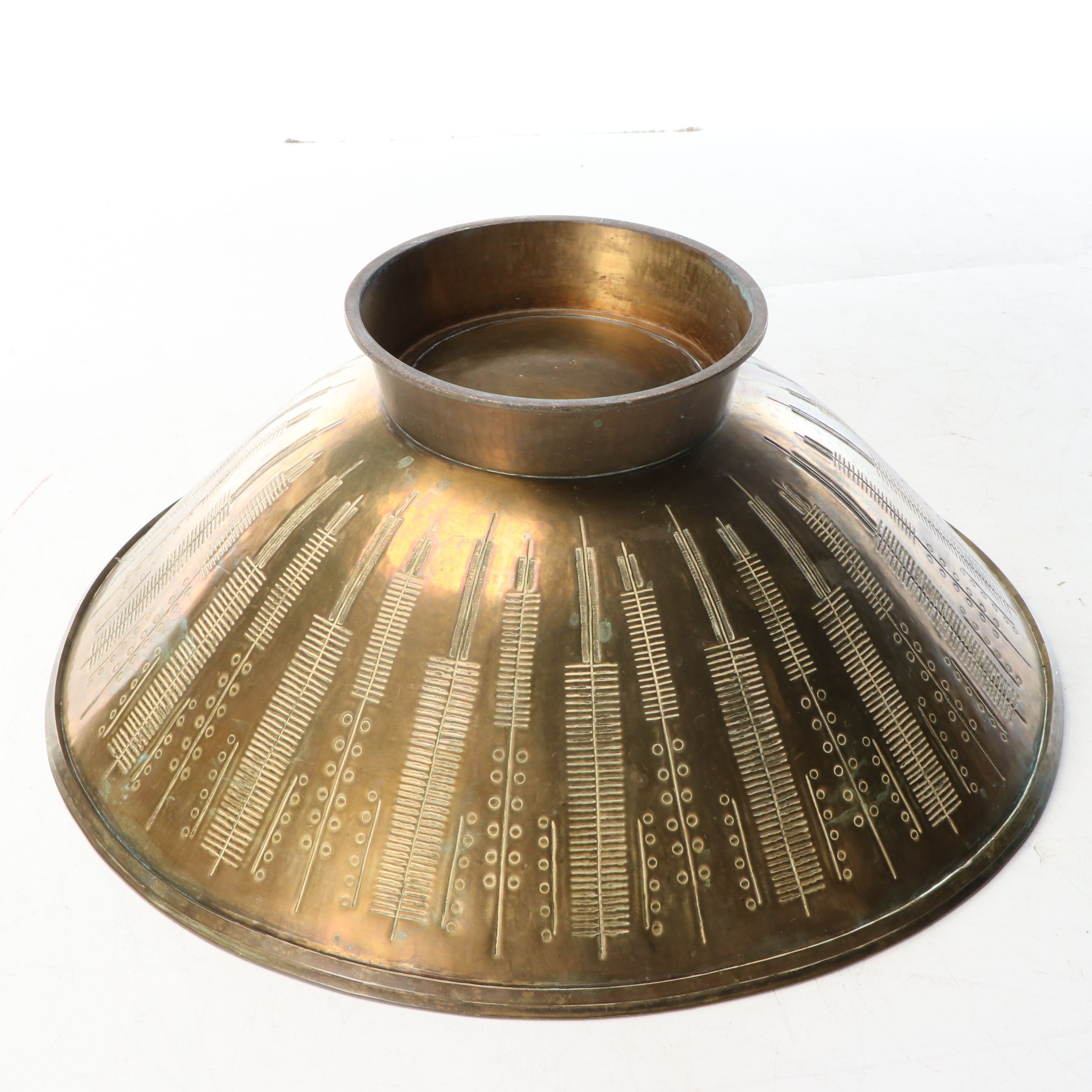 Hayno Focken Bauhaus Hammered Brass Pitcher and Basin, Early to Mid-20th Century