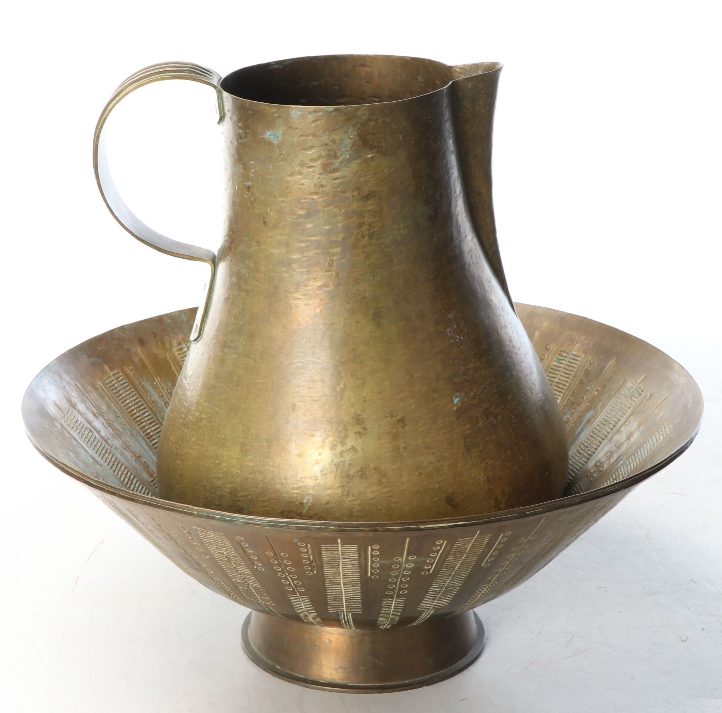 Hayno Focken Bauhaus Hammered Brass Pitcher and Basin, Early to Mid-20th Century