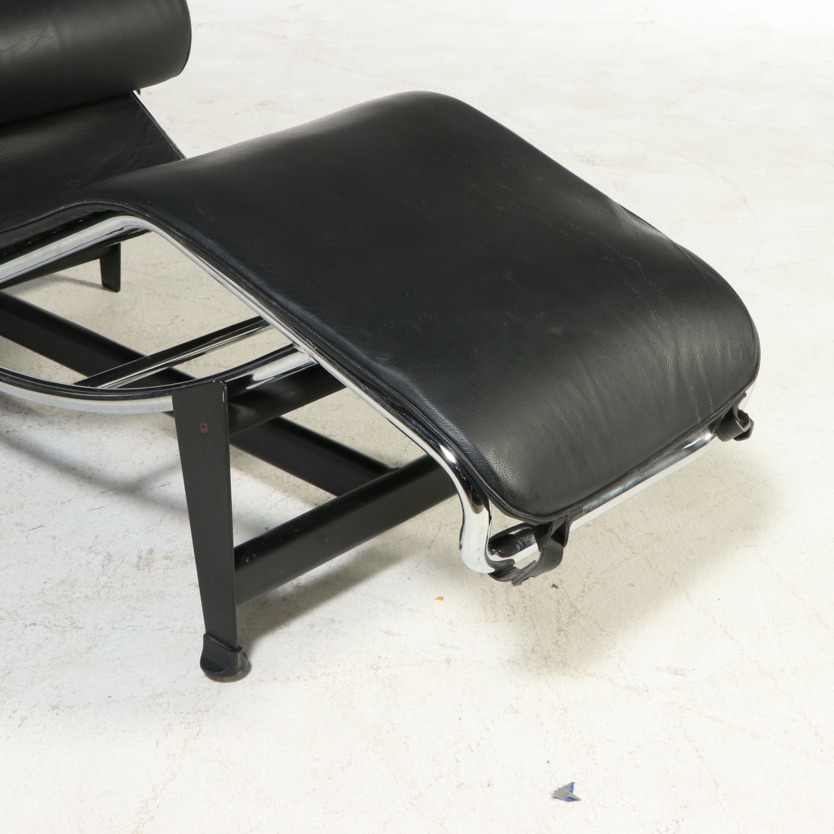 Le Corbusier & Cassina LC4 MCM Black Leather and Chrome Chaise Lounge