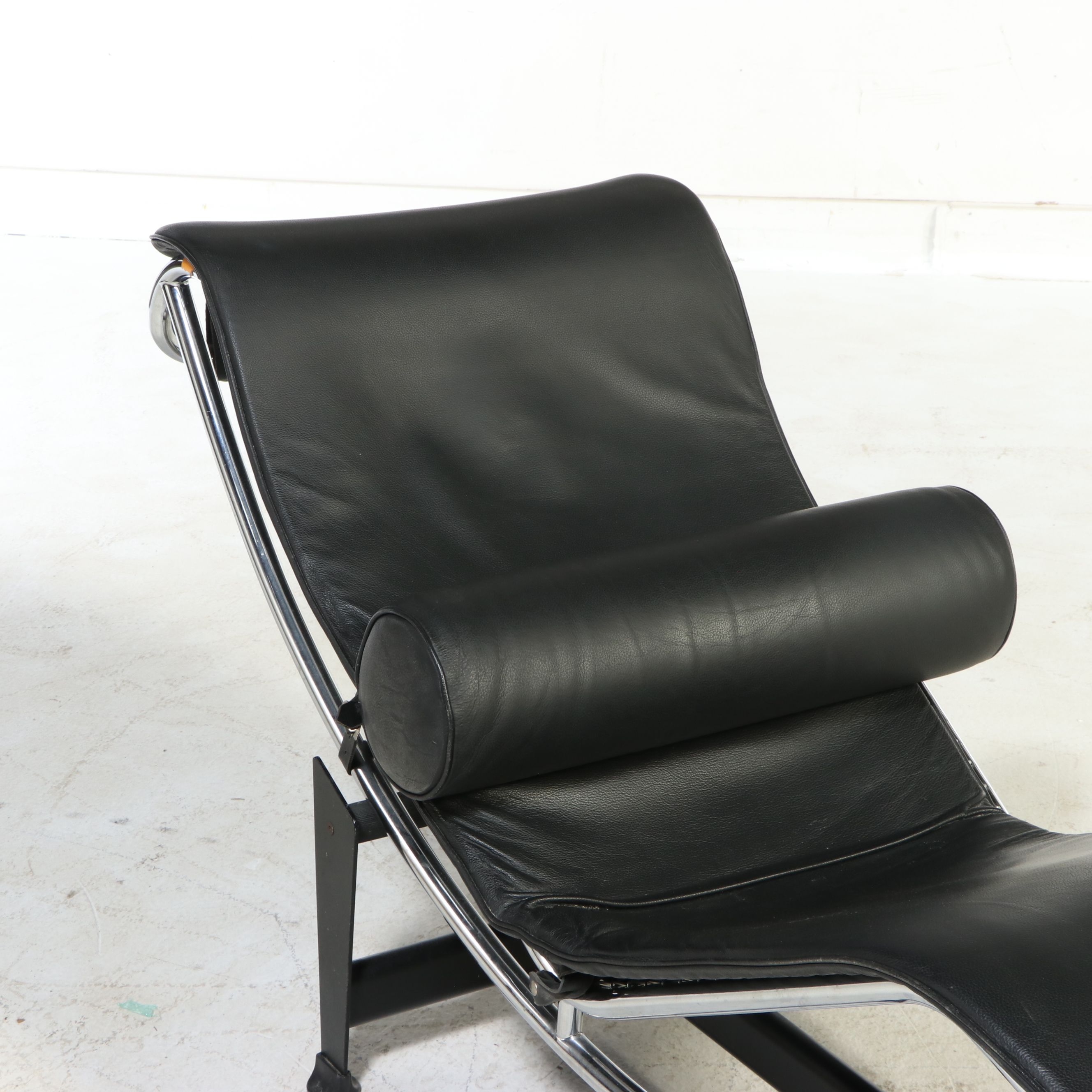 Le Corbusier & Cassina LC4 MCM Black Leather and Chrome Chaise Lounge