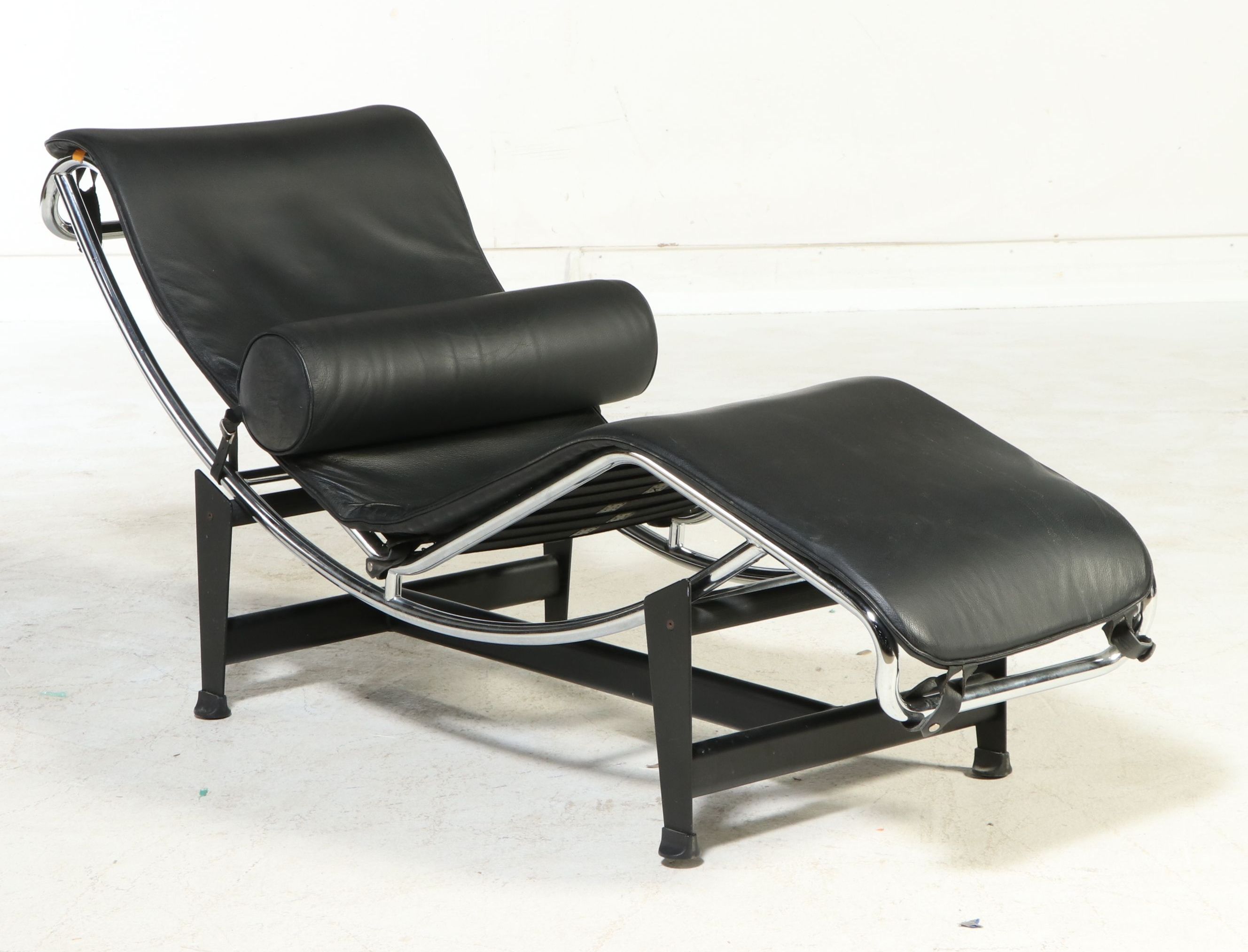 Le Corbusier & Cassina LC4 MCM Black Leather and Chrome Chaise Lounge