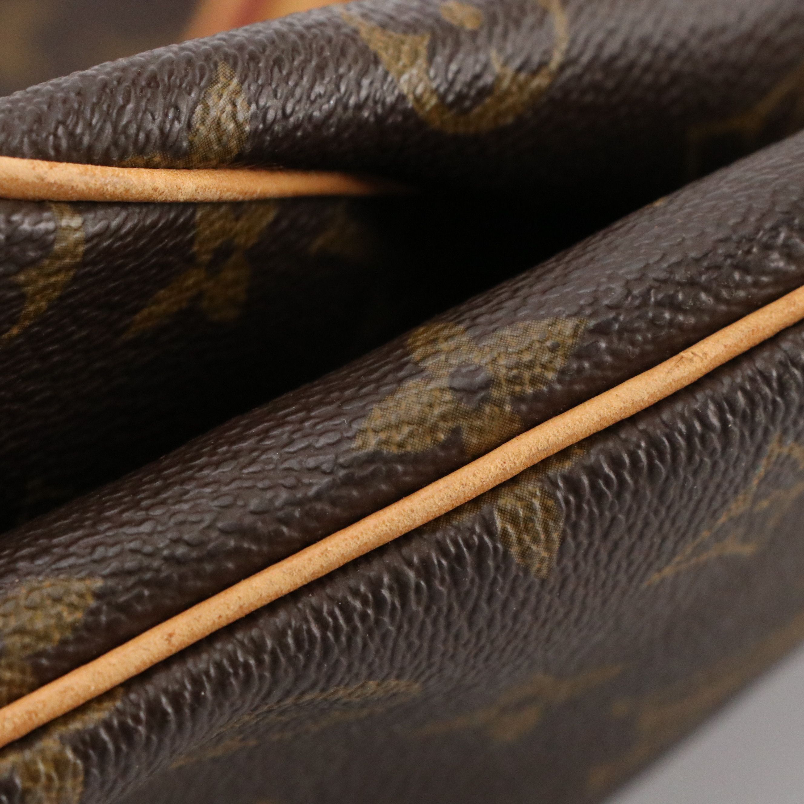 Louis Vuitton Keepall 50 Bandoulière in Monogram Canvas