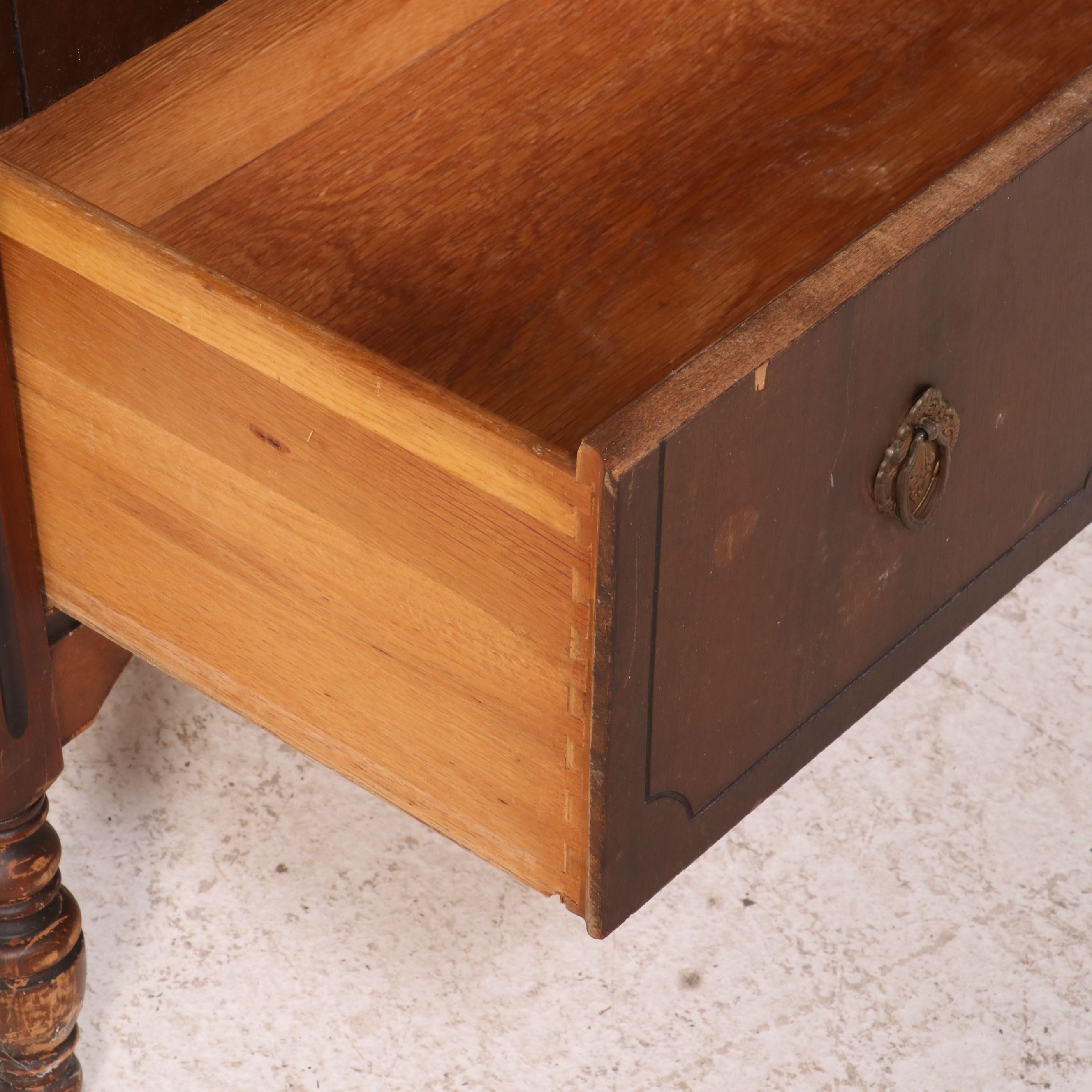 Sheraton Revival Inlaid Walnut Dresser with Mirror, Early 20th Century