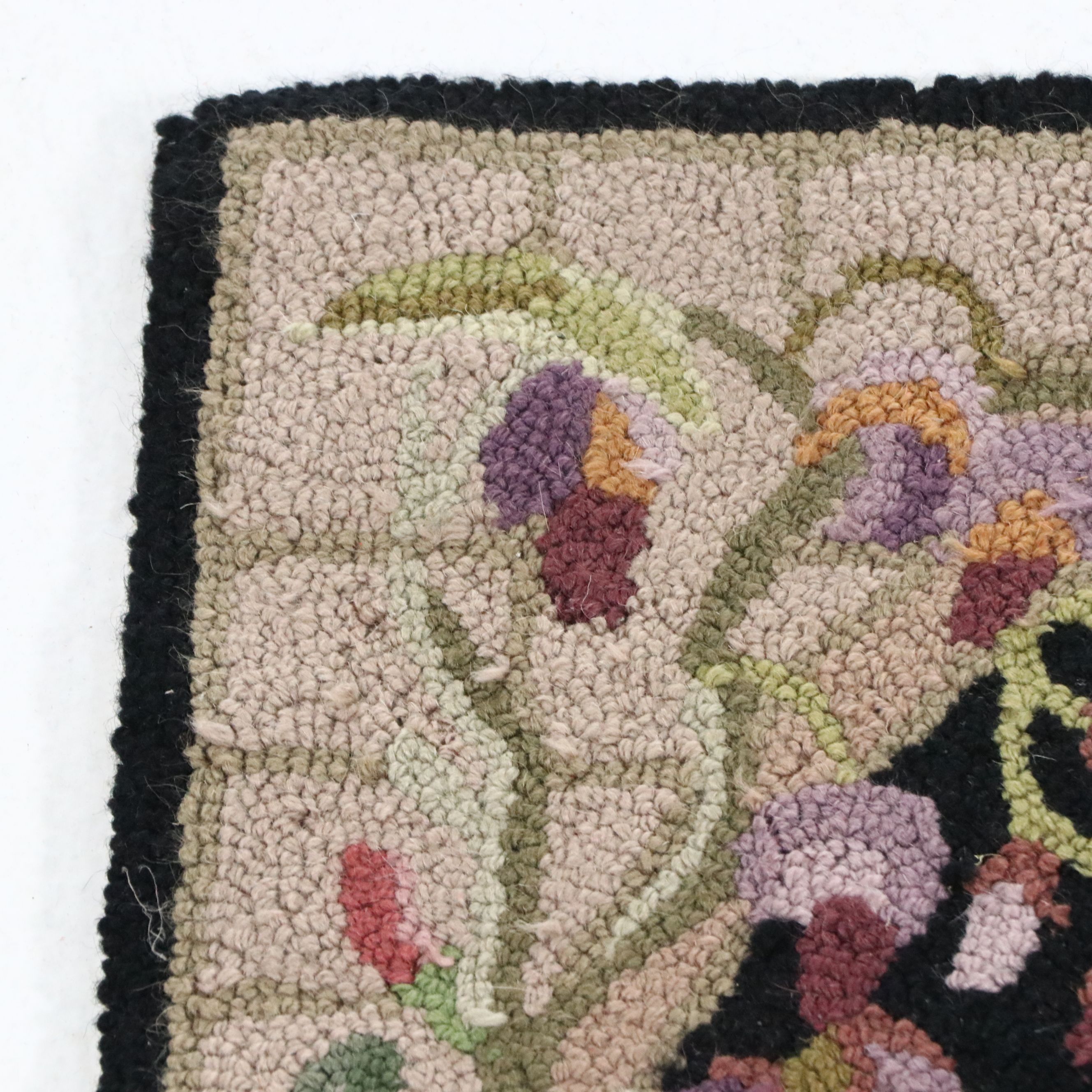 1'10 x 2'8 Handmade Hooked Wool Floral Accent Rug
