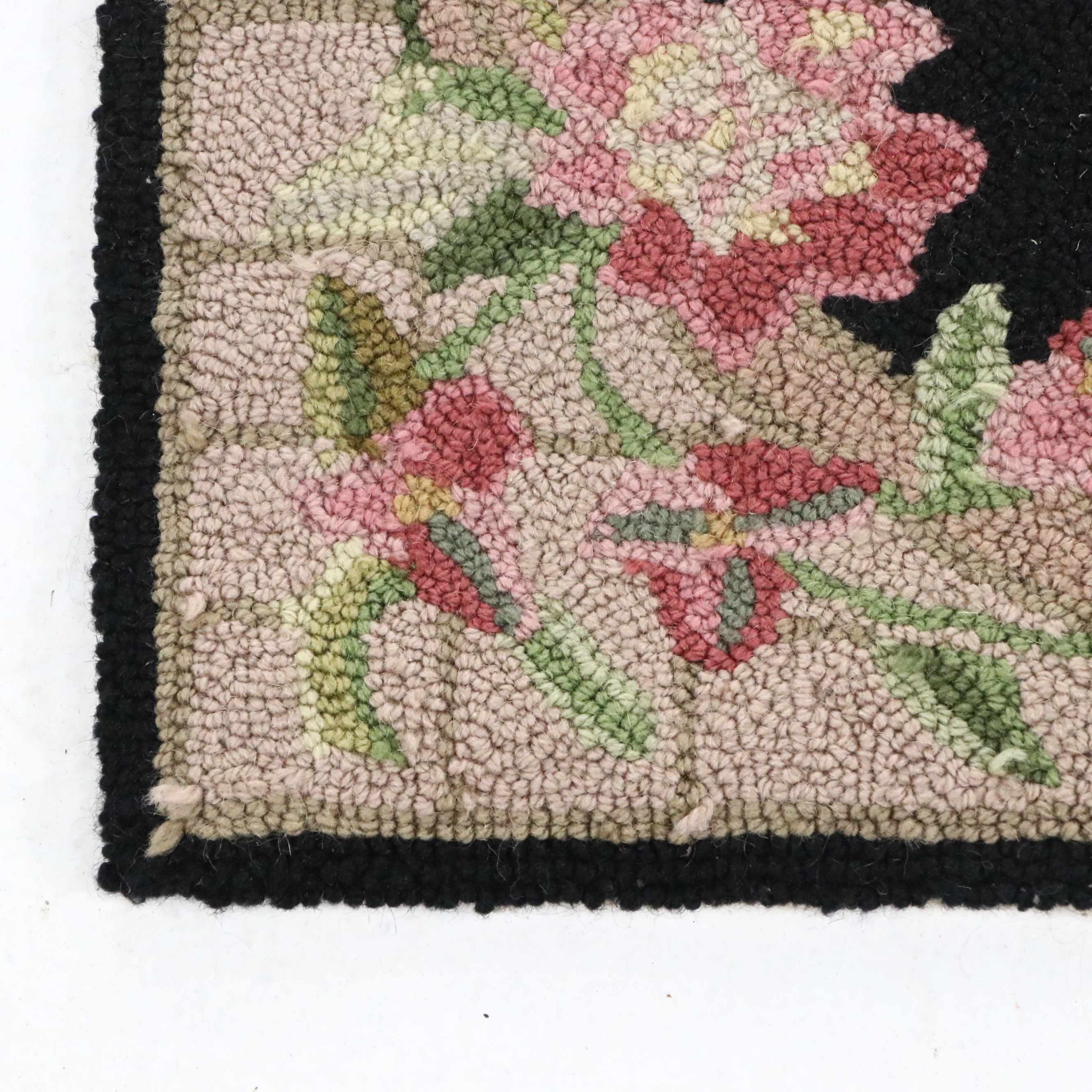 1'10 x 2'8 Handmade Hooked Wool Floral Accent Rug
